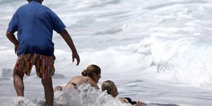 Σοκαριστικές εικόνες: Η Χάιντι Κλουμ βουτά στη μανιασμένη θάλασσα να σώσει τον γ