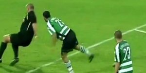 Αμυντικός έριξε στο χορτάρι τον διαιτητή και αποβλήθηκε [βίντεο]