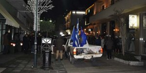 Διαμαρτυρία έξω από το γραφείο του Βασ. Κόκκαλη στη Λάρισα -Φωτογραφίες: larissa.gr