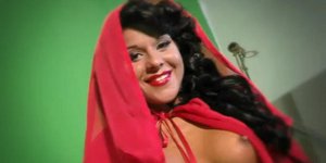 Αυτή η κοκκινοσκουφίτσα τον... ξεπάτωσε τον λύκο [βίντεο] 