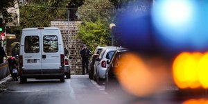 Αστυνομικοί έξω από το Ναό του Αγίου Διονυσίου στο Κολωνάκι (Φωτογραφία: EUROKINISSI/ΒΑΣΙΛΗΣ ΡΕΜΠΑΠΗΣ)