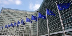 Ομολογία αποτυχίας στις προβλέψεις για την Ελλάδα από τη Κομισιόν