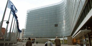 Εκθεση Κομισιόν: Εύσημα και «κίτρινες κάρτες» -Καμπανάκι για «κόκκινα δάνεια» κα