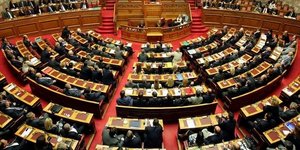 «Βράζουν» τα κόμματα για την απαγόρευση των διαδηλώσεων