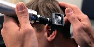 Κομπίνα χιλιάδων ευρώ σε βάρος του ΙΚΑ -Γιατρός μοίραζε συνταγές για ακουστικά β