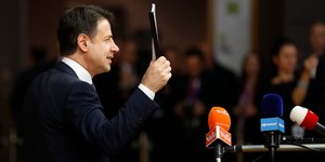 Τζουζέπε Κόντε (Φωτογραφία: AP Photo/Alastair Grant)