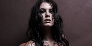 Πανικό προκαλεί στη Λευκάδα η Μαρία Κορινθίου με τις «καλλιτεχνικές» της πόζες [