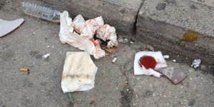 Γυαλιά καρφιά τα γραφεία της Χρυσής Αυγής στην Κόρινθο -Αγρια επίθεση από κουκου