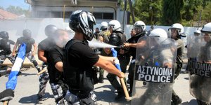 Σε «πολέμο» η Κόρινθος – Ο δήμιος κόβει το νερό στο στρατόπεδο μεταναστών