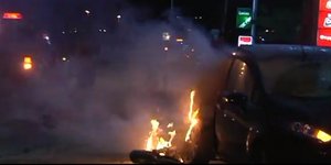 Αυτοκίνητο και μηχανή τυλίχθηκαν στις φλόγες στην παλαιά εθνική Αθηνών – Κορίνθου/ Φωτογραφία: korinthostv