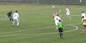 Θεαματικό γκολ νεαρού ποδοσφαιριστή με ανάποδο ψαλιδάκι [βίντεο]