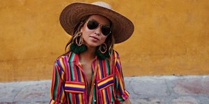 Fashion blogger ποζάρει στον φακό/ Φωτογραφία: Intagram @sincerelyjules