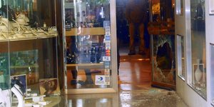 Ληστές μεταμφιεσμένοι σε αστυνομικούς πυροβόλισαν με καλάσνικοφ κοσμηματοπώλη