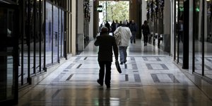 Με βαθιά το χέρι στην τσέπη αποχαιρετούν οι φορολογούμενοι το 2017 / EUROKINISSI/ΣΩΤΗΡΗΣ ΔΗΜΗΤΡΟΠΟΥΛΟΣ