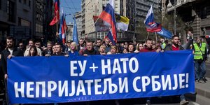 Διαδήλωση στο Βελιγράδι για τους νατοϊκούς βομβαρδισμούς (AP Photo/Marko Drobnjakovic)