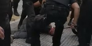 Στιγμιότυπο από το βίντεο που αστυνομικοί κλωτσούν τον Ζακ Κωστόπουλο