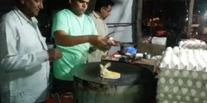Εσπαγε αυγά για ομελέτα και ξεπηδούσαν ζωντανά κοτόπουλα