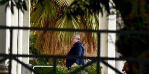 Ο Νίκος Κοτζιάς εμφανίστηκε σήμερα το πρωί ξαφνικά στο Υπουργείο Εξωτερικών- φωτογραφία intimenews