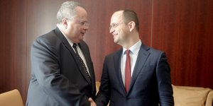 Ο Νίκος Κοτζιάς (αριστερά) με τον ΥΠΕΞ Αλβανίας Ντ. Μπουσάτι -Φωτογραφία αρχείου: Intimenews/ΜΩΥΣΙΑΔΗΣ ΓΙΑΝΝΗΣ