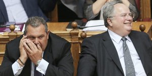 Ο Πάνος Καμμένος (αριστερά) και ο Νίκος Κοτζιάς (δεξιά) στα υπουργικά έδρανα -Φωτογραφία αρχείου: Intimenews/ΛΙΑΚΟΣ ΓΙΑΝΝΗΣ