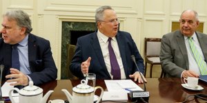 Ο κ. Κοτζιάς με τον κ. Κατρούγκαλο και τον κ. Κουίκ (Φωτογραφία: EUROKINISSI/ΓΙΩΡΓΟΣ ΚΟΝΤΑΡΙΝΗΣ)