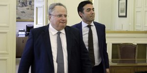 Ο Νίκος Κοτζιάς με τον Νικολά Ντιμιτρόφ (Φωτογραφία: EUROKINISSI/ΓΙΩΡΓΟΣ ΚΟΝΤΑΡΙΝΗΣ)