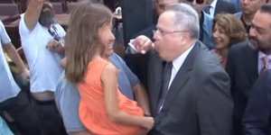Ο Νίκος Κοτζιάς προσπαθεί να διασκεδάσει κοριτσάκι στη Σμύρνη