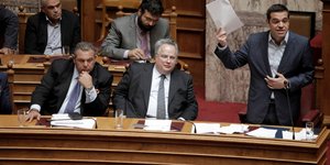 Τα «σκάγια» της κόντρας Κοτζιά-Καμμένου παίρνουν και το Μαξίμου/Φωτογραφία: Eurokinissi