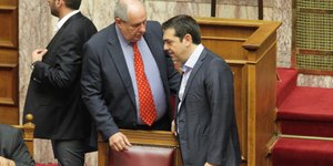 Ο Τέρενς Κουίκ και ο Αλέξης Τσίπρας στα υπουργικά έδρανα στη Βουλή / Φωτογραφία: Eurokinissi