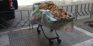 To καρότσι συνήθως βρίσκεται επί της Τσιμισκή