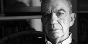 Νεοναζί τραμπούκος χτύπησε τον Μένη Κουμανταρέα
