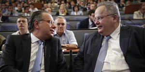 Ο Γιώργος Κουμουτσάκος με τον Νίκο Κοτζιά/ Φωτογραφία: EUROKINISSI- ΣΤΕΛΙΟΣ ΜΙΣΙΝΑΣ