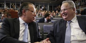 Ο Γιώργος Κουμουτσάκος με τον Νίκο Κοτζιά (Φωτογραφία: EUROKINISSI/ΣΤΕΛΙΟΣ ΜΙΣΙΝΑΣ)