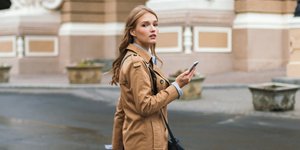 Μια γυναίκα ποζάρει στο δρόμο/ Φωτογραφία: Shutterstock/ garetsworkshop