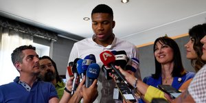 O Γιάννης Αντετοκούνμπο και η Έλενα Κουντουρά/ Φωτογραφία intime