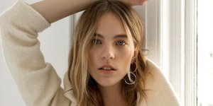 Moντέλο ποζάρει στο φακό/ Φωτογραφία: Tiffany & Co