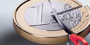 Reuters: Η ελληνική κυβέρνηση αναγκάζεται να αγοράσει ομόλογα που δεν κουρεύτηκα