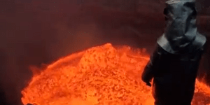 Ενας Ελληνας έκανε βόλτα στον κρατήρα ενεργού ηφαίστειου -Μία απίστευτη περιπέτε
