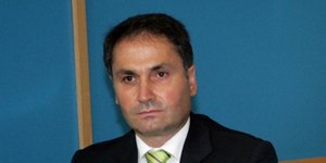 Χρυσαυγίτες προπηλάκισαν τον Στάθη Κουτμερίδη του ΠΑΣΟΚ στις Σέρρες