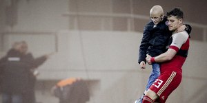 Ο Λεονάρντο με τον μικρό Βασίλη / Φωτογραφία: Eurokinissi