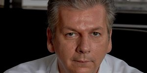 O CEO της Folli Follie