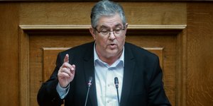 Ο Δημήτρης Κουτσούμπας στο βήμα της βουλής για τη Συνταγματική Αναθεώρηση (Φωτο: Eurokinissi)