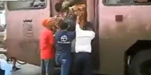 Πού φθάνει ο άνθρωπος για μία θέση σε λεωφορείο -Στην Κούβα μπαίνουν από τα παρά