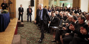 Εν μέσω κρασιού και λαΐκών τραγουδιών ο Φώτης Κουβέλης επιτίθεται σε ΠΑΣΟΚ και Π