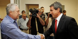 Κουβέλης - Λοβέρδος έδωσαν τα χέρια για τη συμπόρευση των κομμάτων τους 