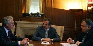 Ξεκίνησε η κρίσιμη συνάντηση των πολιτικών αρχηγών για τα μέτρα