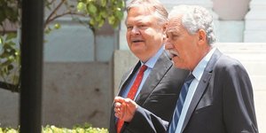 Ερχεται ανασχηματισμός με πολιτικά πρόσωπα ΠΑΣΟΚ-ΔΗΜΑΡ