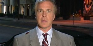 Δημοσιογράφος κάνει ρεπορτάζ ενώ μια κατσαρίδα βολτάρει στο σακάκι του [βίντεο]