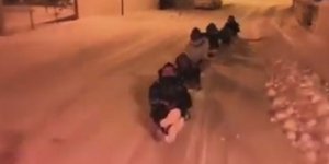 Εκαναν έλκηθρο στον δρόμο