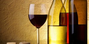 Πίνω και... ξεχνώ – Τζίρος 40 εκατ. ευρώ στα κρασιά εν μέσω κρίσης